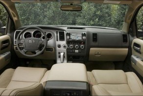 Медведь гризли залез в тойоту (7 фото)