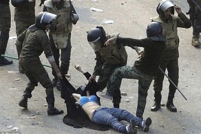 Военная полиция против протестующих женщин в Египте (6 фото + 1 видео)