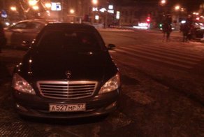 Автомобиль правительства на пешеходном переходе (2 фото+видео)