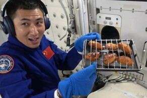 Китайцы первыми в мире приготовили куриные крылышки на орбите