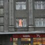 Вот так бабушка моет окна в Латвии (5 фото)