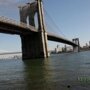 На Бруклинском мосту неизвестные заменили американские флаги на белые