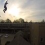 Завораживающий прыжок профессионального каскадера с крыши