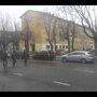 На параде в Нарве, парень троллит натовских военных