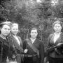 Девушки — бойцы белорусского партизанского отряда с личным оружием