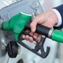 Нефть дешевеет, а в России топливо дорожает. Почему?