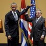 Рауль Кастро не позволил Бараку Обаме положить на себя руку