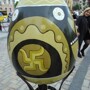 В центре Киева экспонируется гигантское пасхальное яйцо со свастикой 