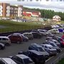 В Сургуте на припаркованный автомобиль сбросили арбуз