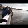 Прохожие в Омске спасли двух трехлетних девочек, упавших в Иртыш