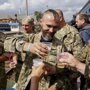Чиновники Украины «согревают» народ дубинками и размышляют о войне с Россией