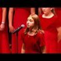 Американский хор исполняет песню "Прекрасное далеко"