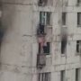 Смелый парень из Приморья спас двух девочек из горящей квартиры, подняв их на свой балкон