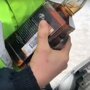 Могу себе позволить: сибирский полицейский заливает виски вместо омывайки 