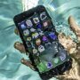 Смартфон упал в воду: что делать и что не поможет