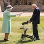Королева Елизавета II посвятила в рыцари 100-летнего ветерана Тома Мура