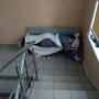 Мест нет: в Новосибирске больных COVID разместили на лестничных клетках клиники