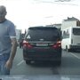 «Ну что, посоревновались?»: небольшое ДТП с наглым водителем минивэна в Омске