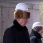 Каска-ушанка: ветеран в пыжиковой шапке изменил правила ношения строительной каски