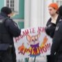 Приключения кота Леопольда: в Санкт-Петербурге задержали парня с плакатом "Давайте жить дружно"