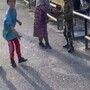 В Новосибирске цыганские дети обкидали камнями школьницу