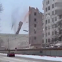 В Москве при сносе здания огромная стена рухнула на проезжую часть