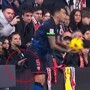 "Накажите его немедленно!": любопытный болельщик ткнул футболиста пальцем в зад и чуть не сорвал игру
