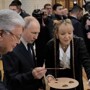 Казахский блогер затравил художницу за фото с Путиным и поплатился