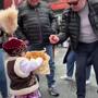 Трехлетняя Амира из Алма-Аты взяла баурсаки и пошла их раздавать на Манхэттен...