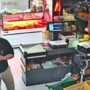 Мужчина решил проверить, что будет если сильно сжать игрушку антистресс