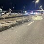 Сотни бутылок пива лежат на выезде из Казани