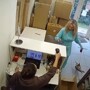 Женщина пришла в пункт выдачи с чайкой
