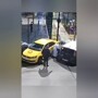 Мать пыталась протаранить машину такси коляской с двойняшками