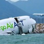 В Гонконге самолет столкнулся с автомобилем и выкатился в море
