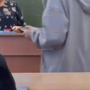 Девочка мешает учительнице вести урок
