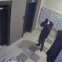 Возмутительное поведение мужчины в подъезде жилого дома