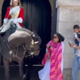 Лошадь Королевской гвардии укусила туристку, ко...