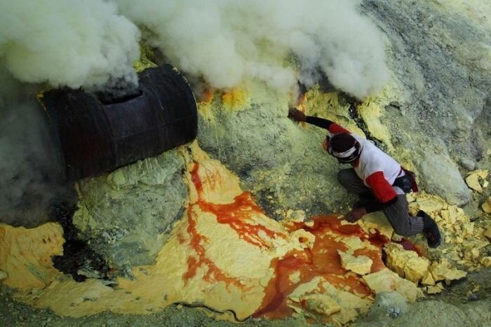 Добыча серы в вулкане Индонезии (22 фото)