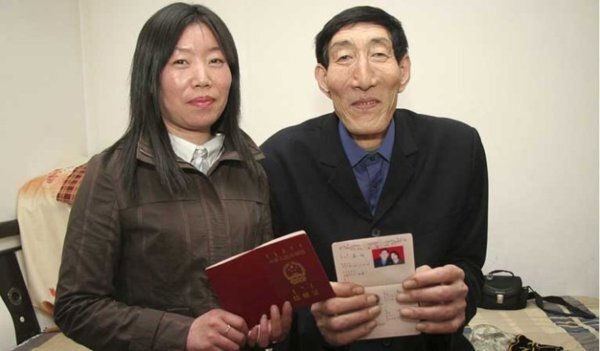 Самый высокий человек женился (2 фото)