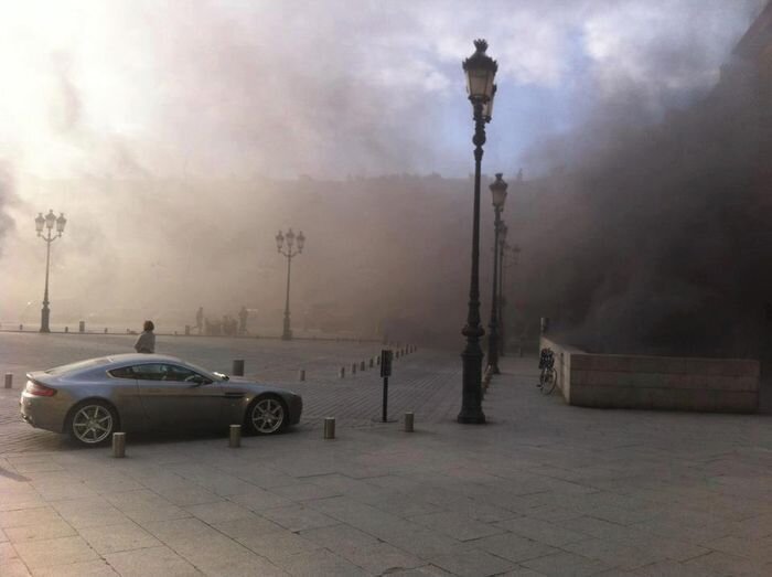 В центре Парижа загорелась стоянка дорогих автомобилей (12 фото+видео)