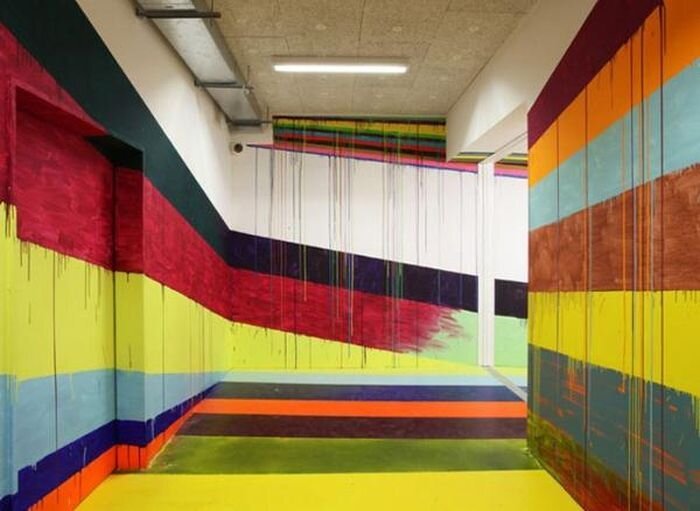 Разноцветные коридоры Дюссельдорфской тюрьмы. Бонус или наказание? (5 фото)