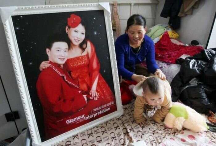 Китайская семья шесть лет живёт в туалете (7 фото)