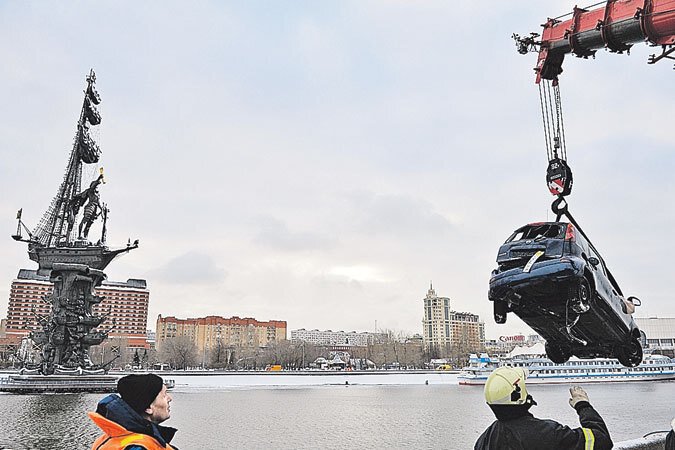 Автомобиль диджея Европы Плюс Ильи Колесникова вылетел в Москву-реку возле храма Христа Спасителя