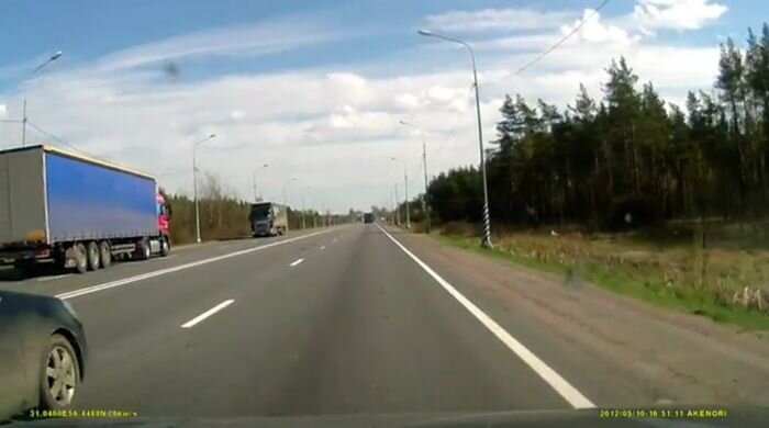 Водитель многотонной фуры заснул за рулем (видео)
