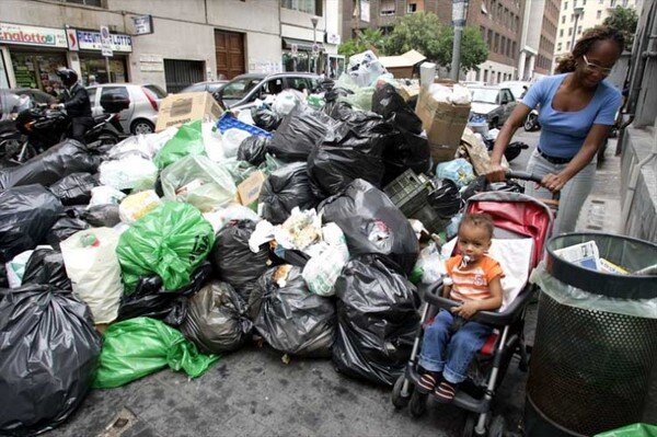 В Неаполе не справляются с вывозом мусора (7 фото)