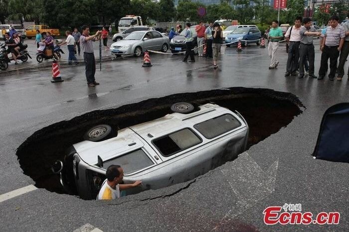 Очередной китайский дорожный провал (3 фото)