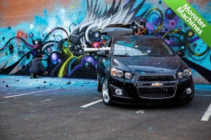 Автомобиль-робот, вооруженный краскопультами становится мастером граффити.
