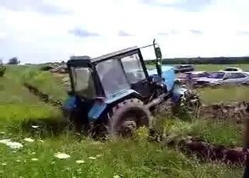 Засадили в грязь трактор