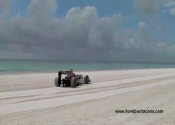 Болид F1 на пляже