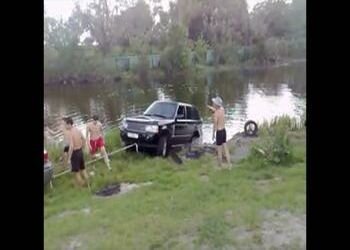 Водитель Range Rover решил лодку в воду спустить